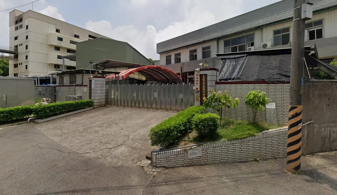 台南名產東成醬油又被爆料工廠涉嫌使用針孔攝影偷拍員工。（圖／翻攝Google 街景圖）