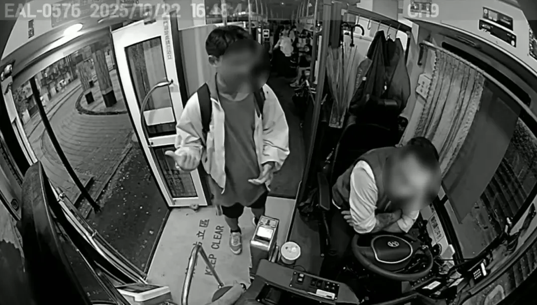 桃園客運司機疑因學生嗆聲失控，衝下車暴打高中生。（圖／翻攝畫面）