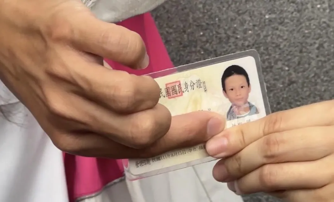 台中男「Yuki」拿出身分證給媒體拍攝。（圖／翻攝畫面）