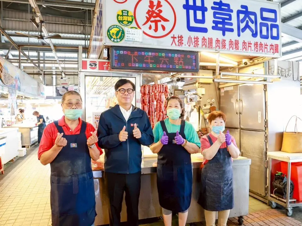高雄市長陳其邁今（23）午親赴左營龍華市場及全聯富國店瞭解肉品供應狀況，市府也已啟動市場豬肉販售監控機制，確保消費者權益。（圖／高市府經發局臉書粉專）