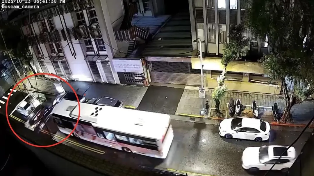 柯建銘助理駕車暴衝衝撞立院外牆。（圖／翻攝畫面）