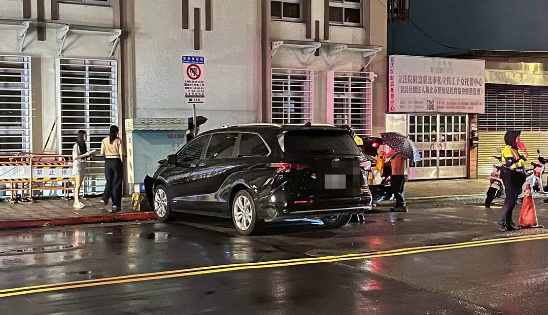 柯建銘助理駕駛的休旅車失控暴衝。（圖／翻攝畫面）