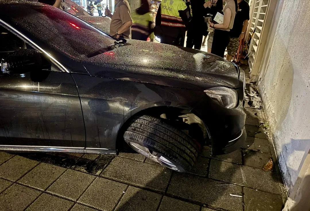 遭波及的車子撞向立院外牆。（圖／翻攝畫面）