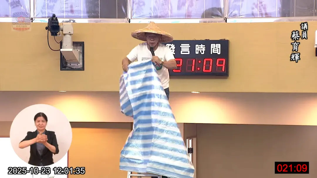 蔡育輝爬上鋁梯諷刺賴清德要災民自己修屋頂。（圖／擷取自台南市議會YT）