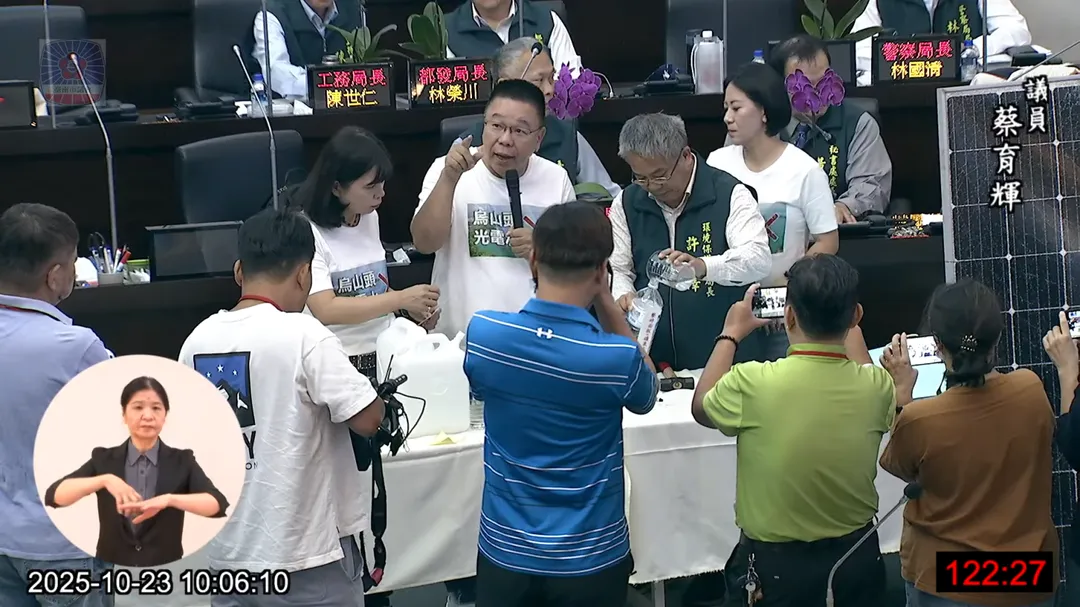 國民黨台南市議員蔡育輝、蔡淑惠、李中岑打碎光電板放入水中要環保局長簽名封存。（圖／擷取自台南市議會YT）