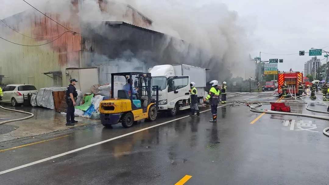 桃園市桃園區樹仁三街一處倉庫23日上午發生火警，2名失聯員工晚間尋獲，皆已明顯死亡。（圖／民眾提供）