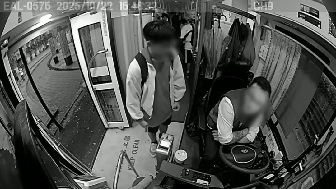 司機失控打高中生畫面。（圖／翻攝畫面）