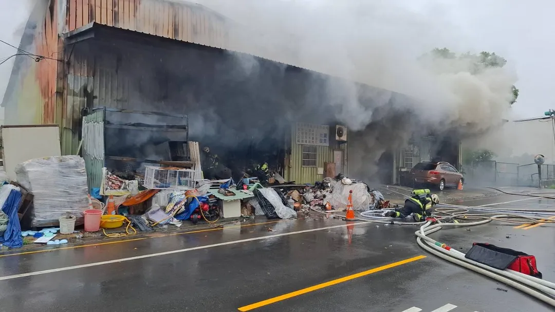 桃園市桃園區樹仁三街一處倉庫23日上午發生火警。（圖／民眾提供）
