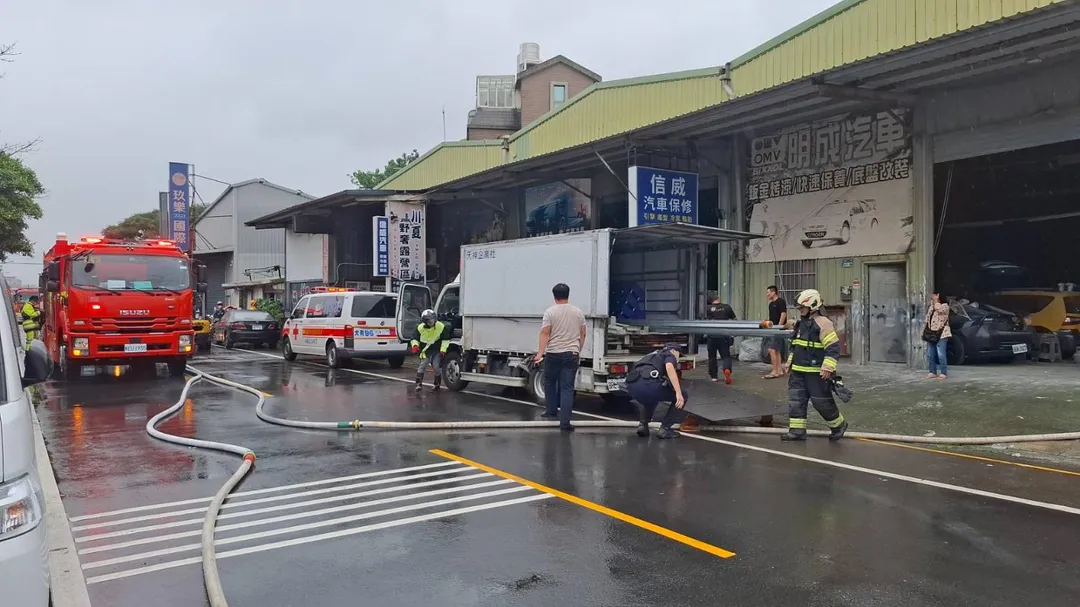 桃園市桃園區樹仁三街一處倉庫23日上午發生火警。（圖／民眾提供）