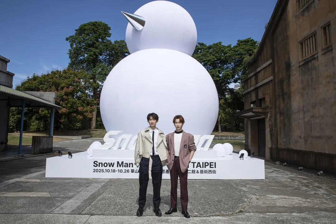 Snow Man成員渡邊翔太(右)與向井康二與招牌大雪人合影。(圖/大鴻藝術BIG ART 提供)