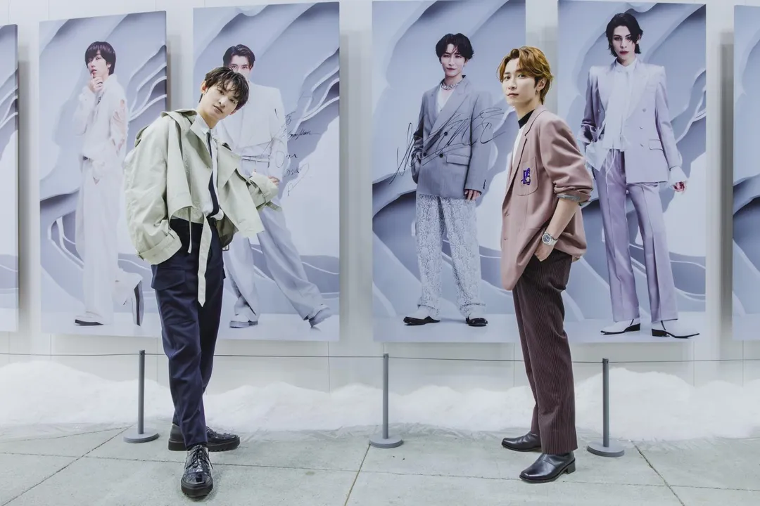 Snow Man成員渡邊翔太(右)與向井康二在快閃店中留下簽名。(圖/大鴻藝術BIG ART 提供)