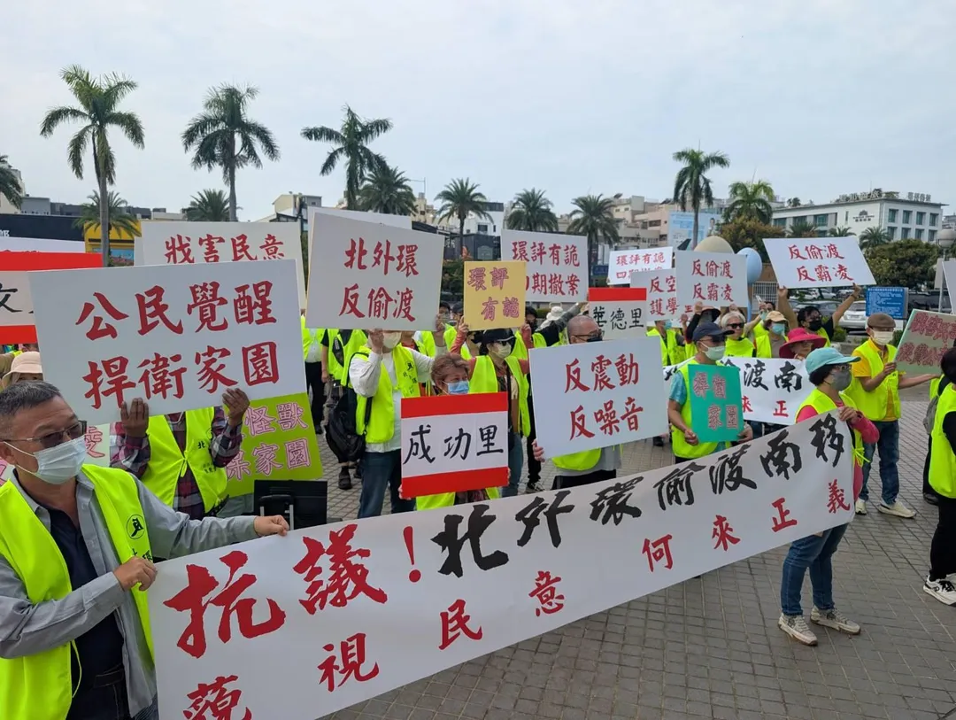 台南北外環四期工程偏離原計畫，欲將耗資55億、被民眾怒批為「盲腸工程」的高架怪獸硬塞入市區，當地民眾數度陳情，市府卻態度強硬。（圖／反北外環偷渡南移自救會）