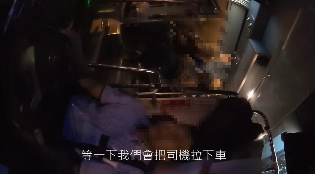 劉姓男子不滿遭駕駛勸說，不斷出言恐嚇。（圖／翻攝YT Daschund Lover）