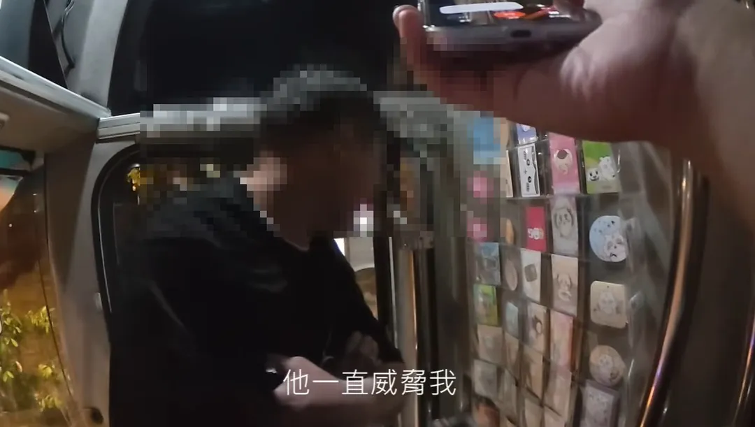 劉姓男子不滿遭駕駛勸說，不斷出言恐嚇。（圖／翻攝YT Daschund Lover）