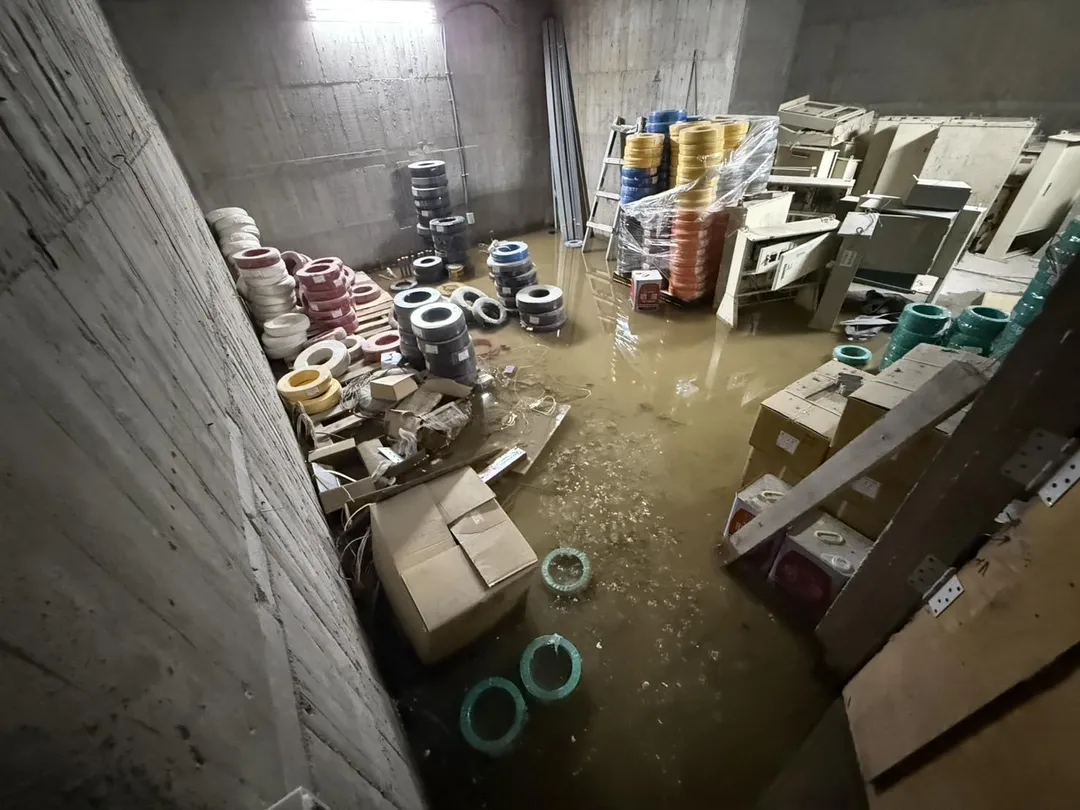 桃園鄧姓男子和同夥前進工地偷走價值21萬的電線和銅管，正在搬運時，被巡邏員警撞見。（圖／警方提供）