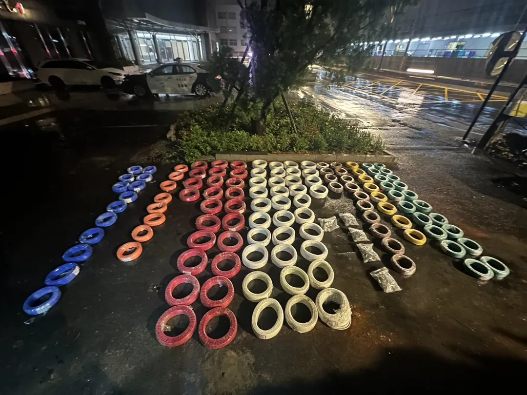 員警發現地上散落一堆電線和銅管，上前盤查，當場抓到竊賊。（圖／警方提供）