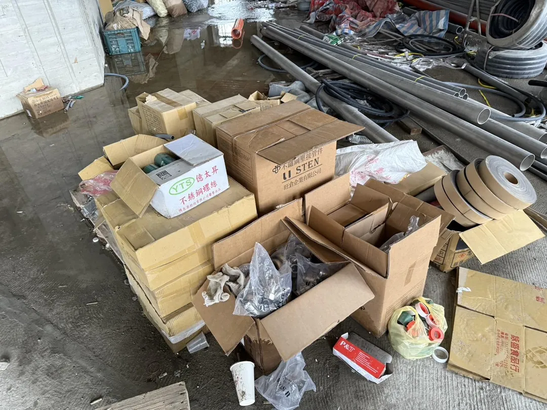 鄧男和同夥趁大雨潛入工地行竊，偷走21萬元的電線和銅管，當場被員警發現。（圖／警方提供）
