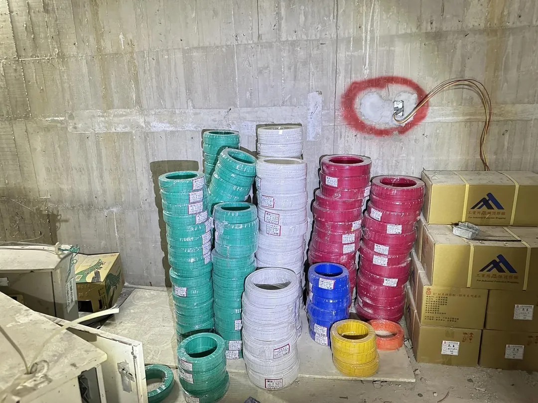 鄧男和同夥趁大雨潛入工地行竊，偷走21萬元的電線和銅管，當場被員警發現。（圖／警方提供）