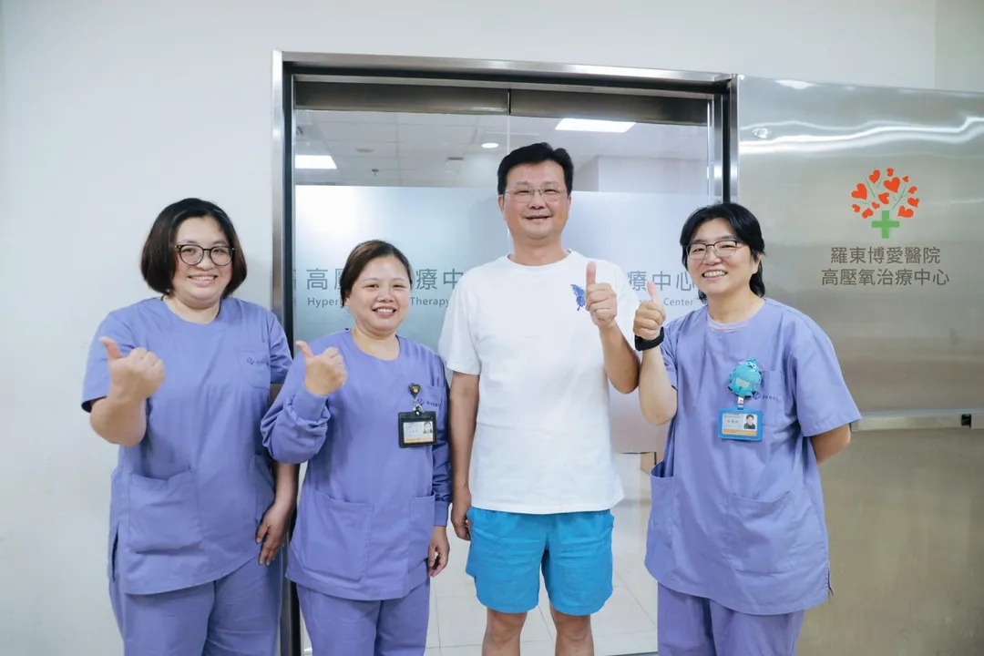 吳先生(右起二)表示，經過一連串復健及高壓氧的整合治療後感覺自己逐漸清醒。(圖/羅東博愛醫院)