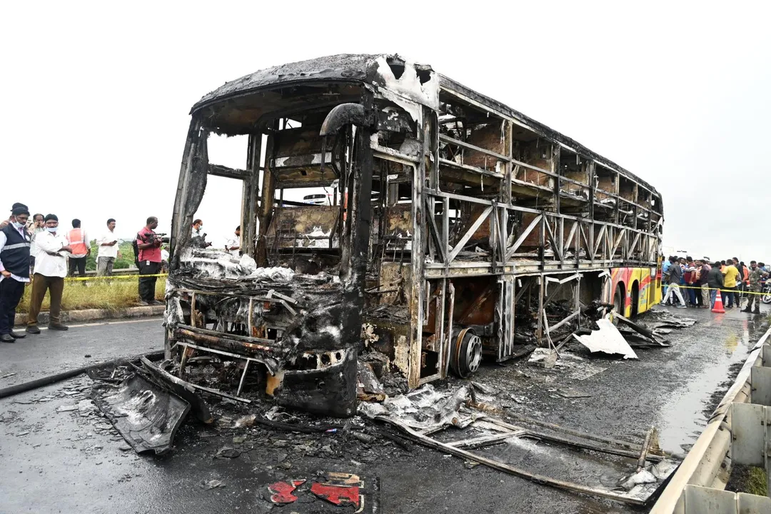 印度一輛巴士遭摩托車追撞後起火，車上至少25人逃生不及被燒死。（圖／美聯社）