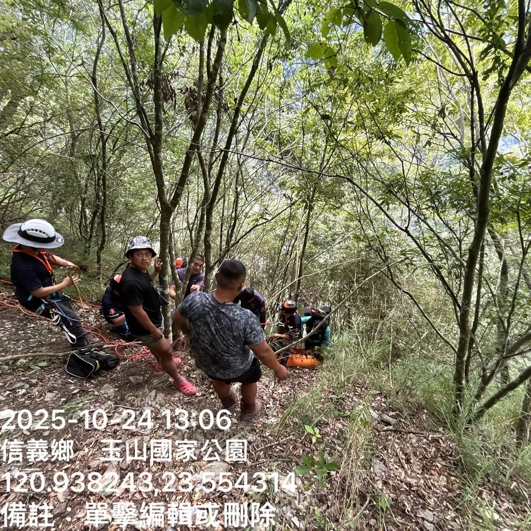 南投縣消防局今日接獲通報，有山友行經八通關古道，聽到有人呼救，救援人員發現墜落50米深山谷，約17層樓高。（圖／南投縣消防局提供）