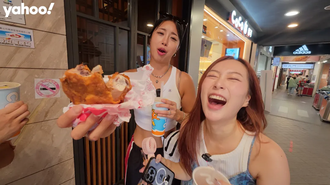 兩人吃雞排配珍奶。（圖／《Yahoo x 咪蕾》提供）
