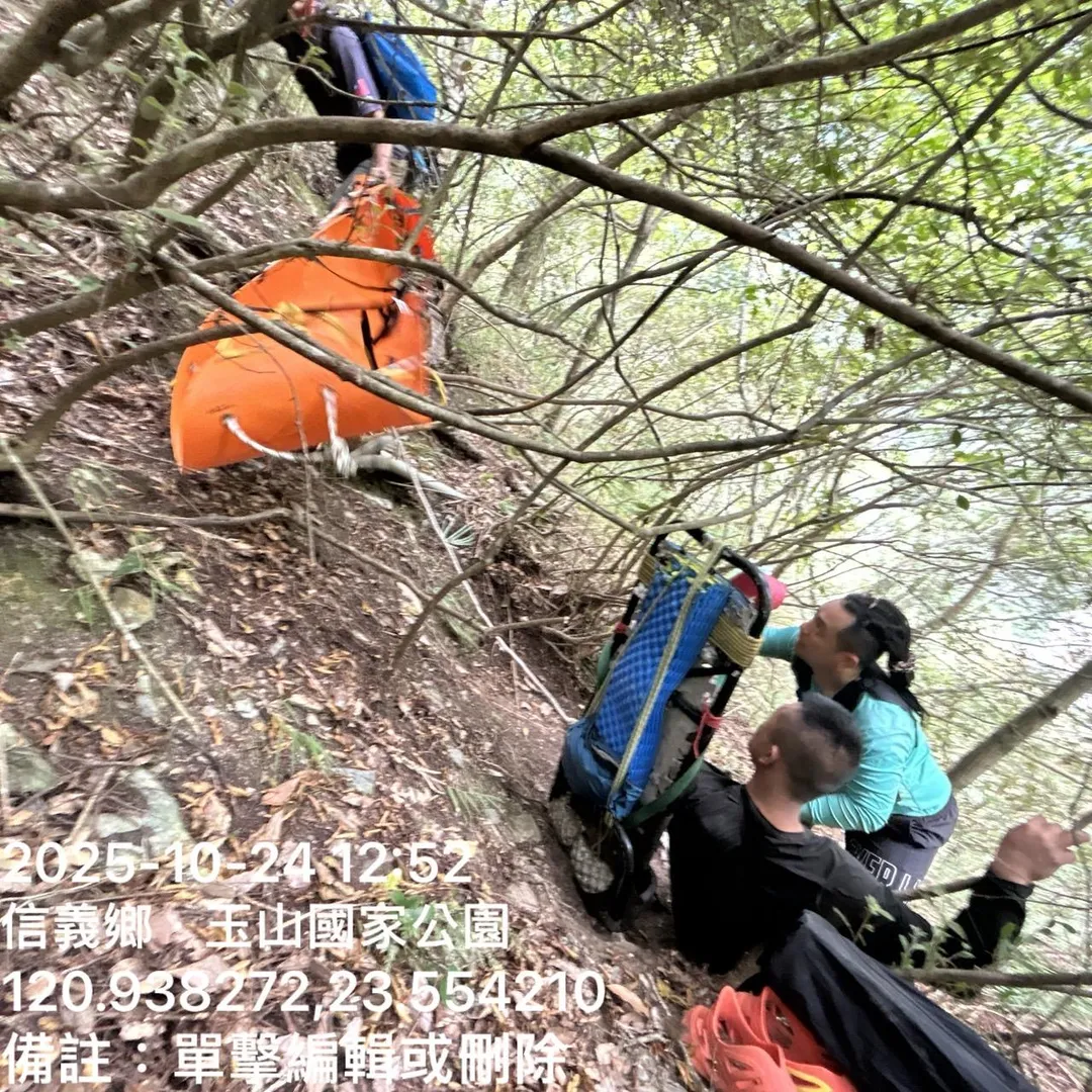共19名搜救隊員，歷經3小時，才順利把跌落50米深山谷的山友救起。（圖／南投縣消防局提供）