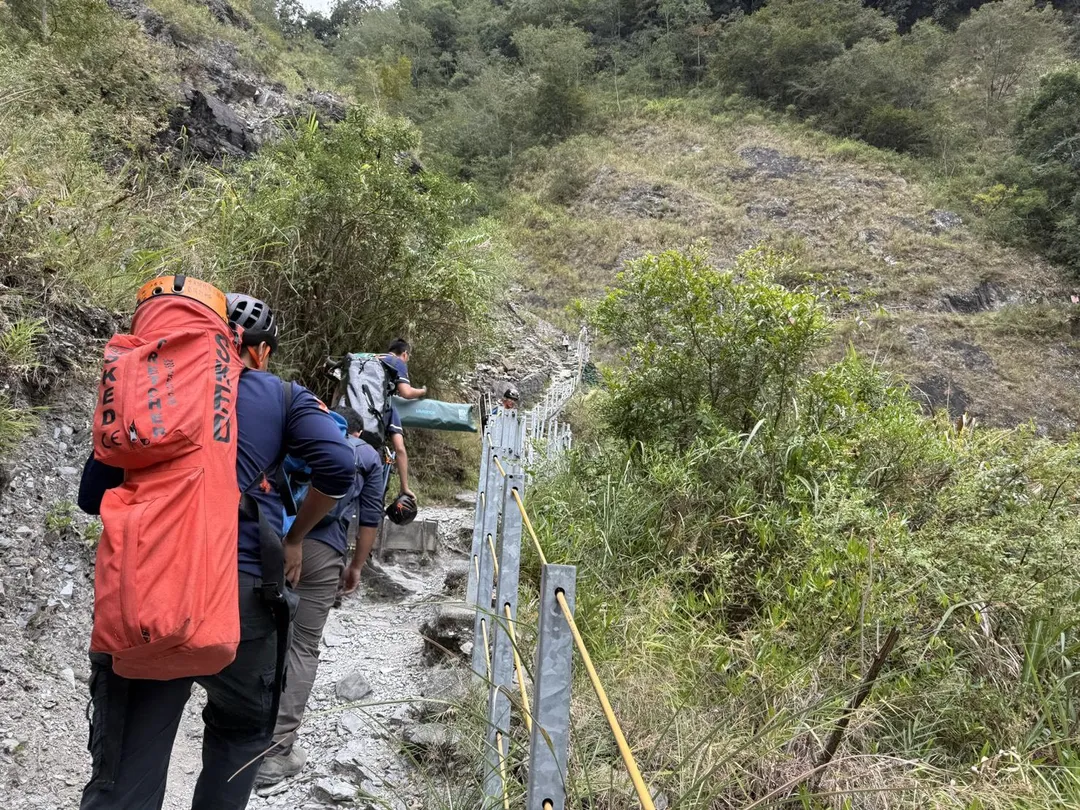 14名消防、義消人員，所長和2名山警，及2名玉山公園管理處巡查員，共19人組成搜救隊，前往救援現場。（圖／南投縣消防局提供）