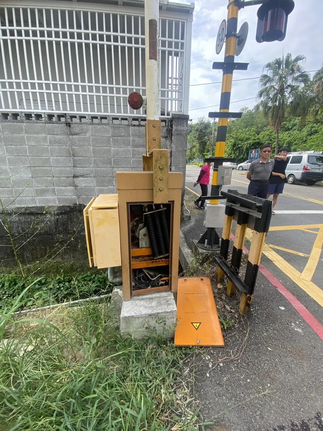 強行闖越導致撞上已放下的遮斷桿，造成遮斷桿折斷彎曲。（圖/警方提供）