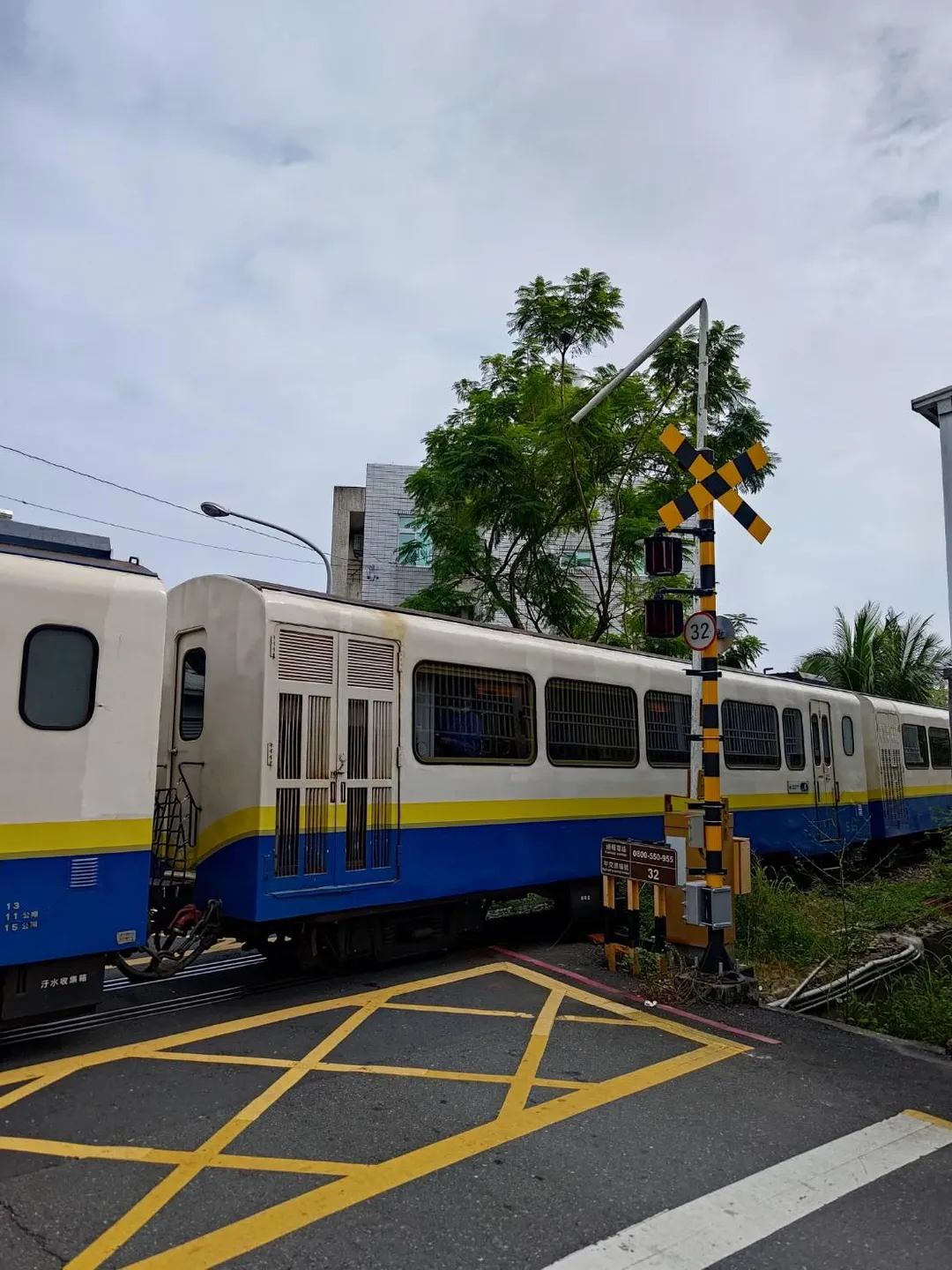阿里山林鐵栩悅號列車今（24）日上午10點05分，行經32號平交道（竹崎灣橋）時，發生一起驚悚事故。（圖/警方提供）