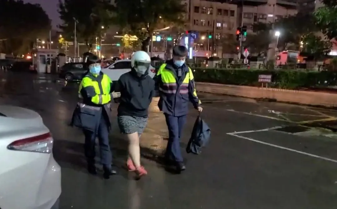 涉嫌殺人的陸姓女子，24日晚間被警方移送新北地檢署遭聲押，今（25）日法院裁准羈押禁見。（圖／翻攝畫面）