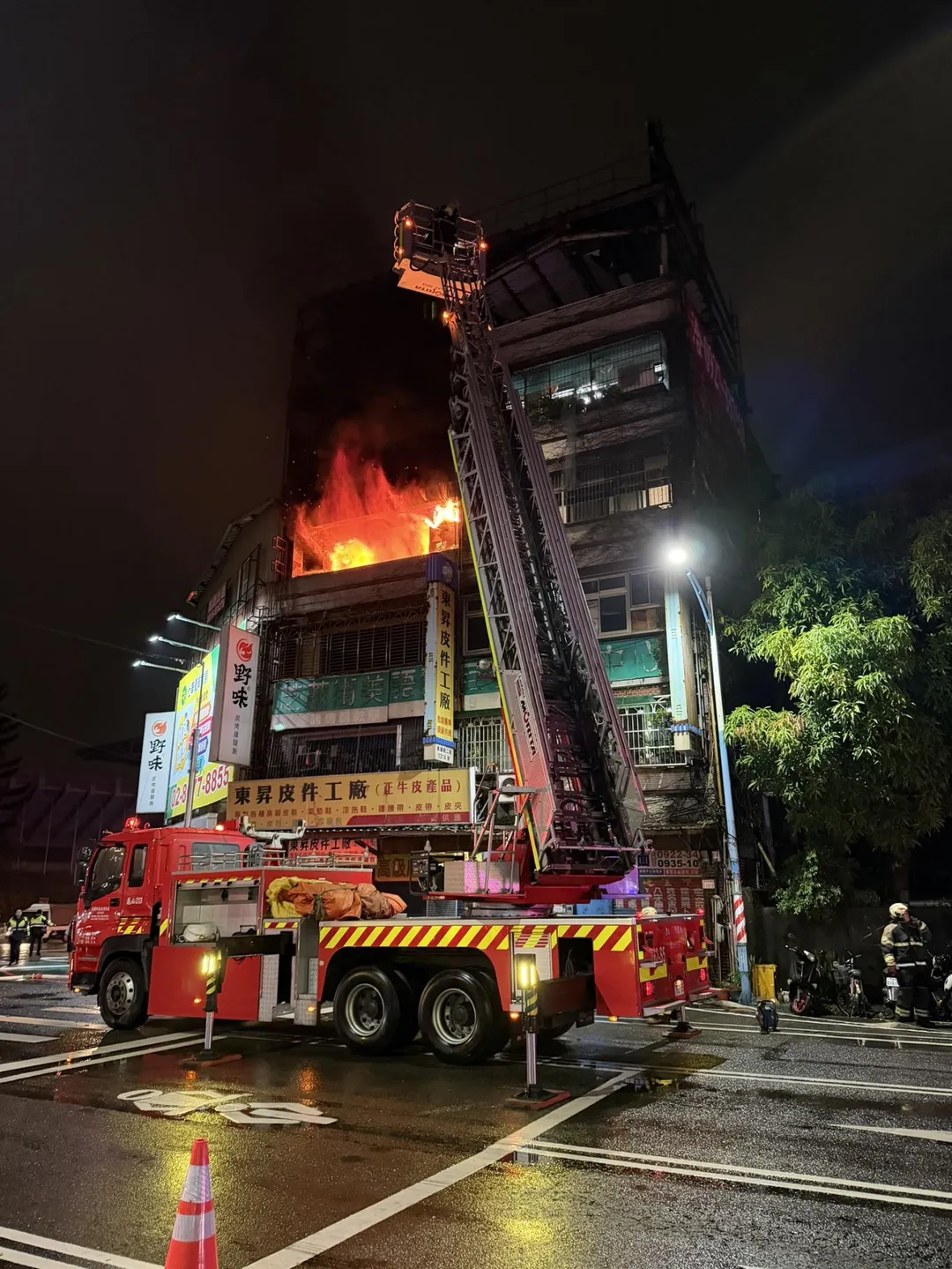 桃園市龜山區萬壽路二段一棟透天民宅4樓發生火警。（圖／桃園市消防局提供）