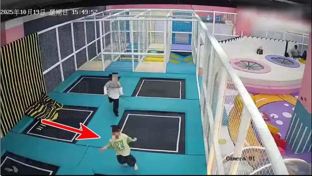 綠衣兒童在玩耍過程中突然靠倒坐下。（圖／翻攝九派新聞）