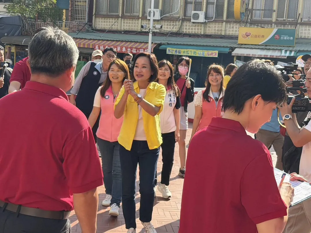 柯志恩到有三百多年歷史的旗津天后宮參拜。（圖/柯志恩辦公室提供）