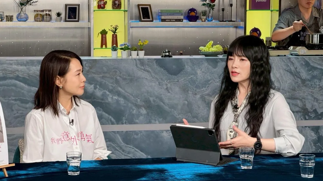 劉若英(左)笑稱近年來開始期待退休。(圖/《Yahoo唐綺陽談星私廚》提供)
