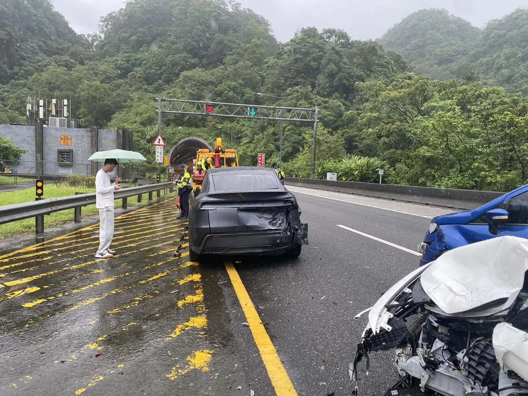 今(25)日上午11時27分,國道5號北向8公里處內側車道發生一起三車連環追撞事故。(圖/警方提供,下同)