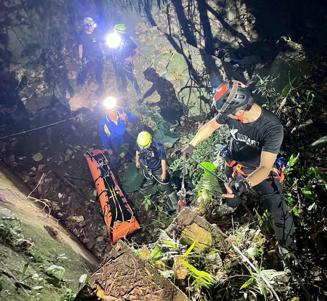 南投縣水里鄉台21線與頂安路口25日凌晨發生1名男子疑似墜落10層樓高的山谷，救難人員辛苦搜尋才找到男子。（圖／翻攝畫面）