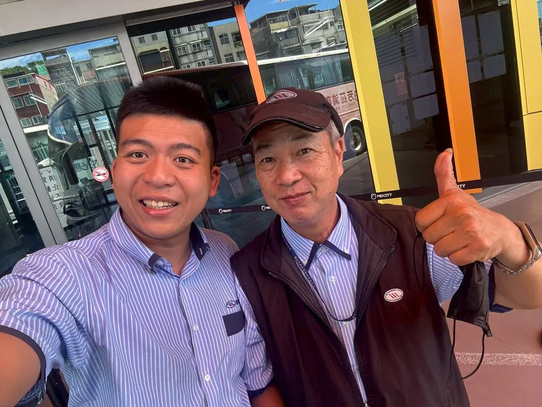 林紘維原本在屏東站擔任國光客運駕駛，無奈路線停駛，才到基隆站工作，跟同事相處融洽。（圖／林紘維提供）