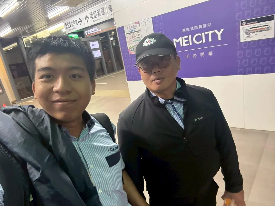 林紘維原本在屏東站擔任國光客運駕駛，無奈路線停駛，才到基隆站工作，跟同事相處融洽。（圖／林紘維提供）