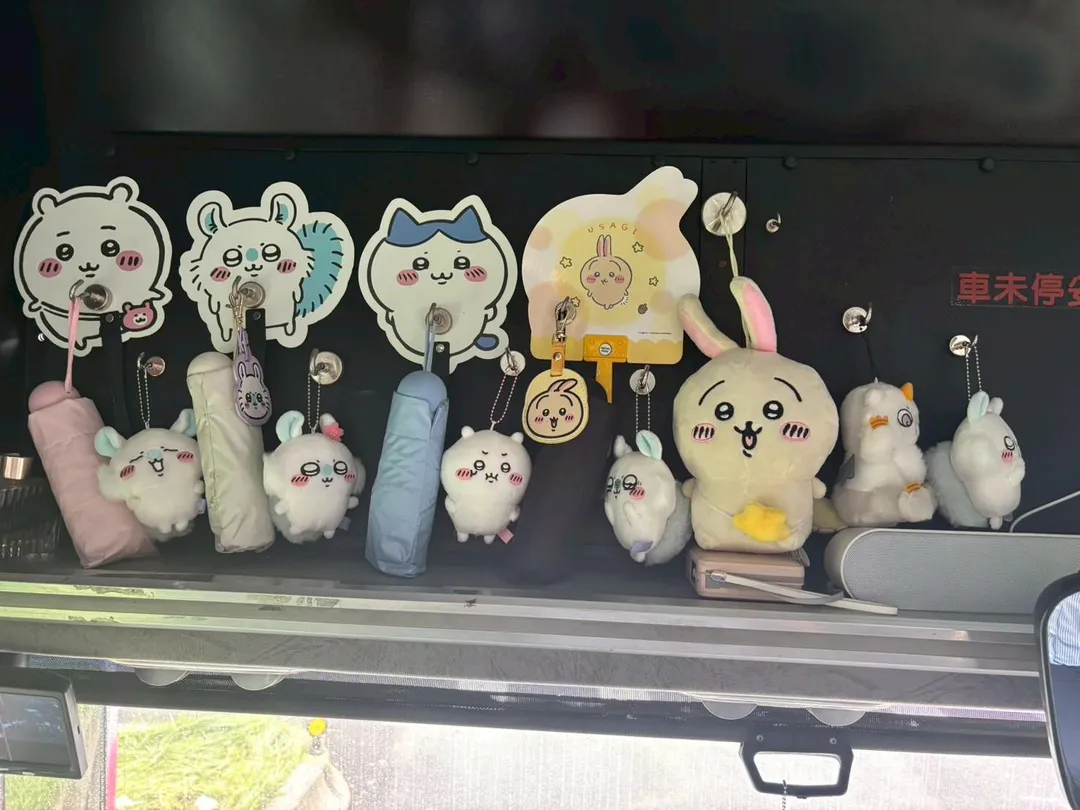 林紘維用大受歡迎的吉伊卡哇玩偶布置客運，希望能讓小朋友搭車時感到開心，不吵鬧，讓其他乘客也能有舒服的搭車空間。（圖／林紘維提供）