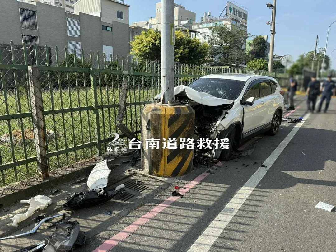 台南市永康區今（25）日下午發生一起嚴重車禍，一輛轎車因不明原因失控撞上路旁電線桿，車內一家四口分別受輕重傷，其中一名婦人昏迷。（圖/翻攝台南道路救援張家班）