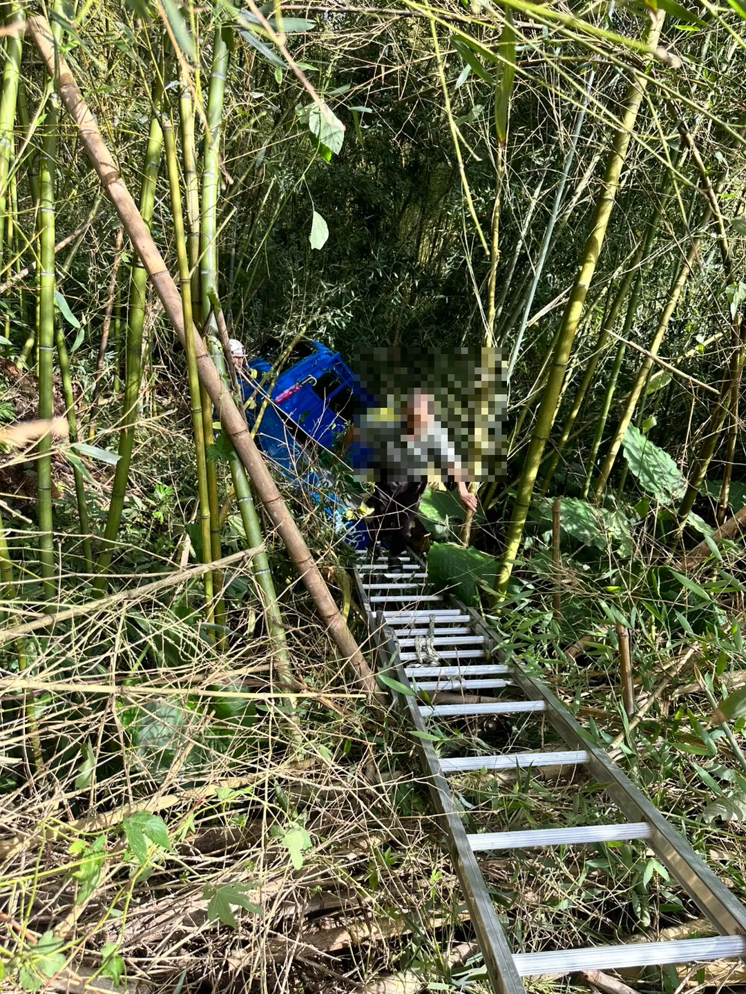 南投竹山大鞍山區上午發生貨車翻落山谷意外。(圖/南投縣消防局提供)