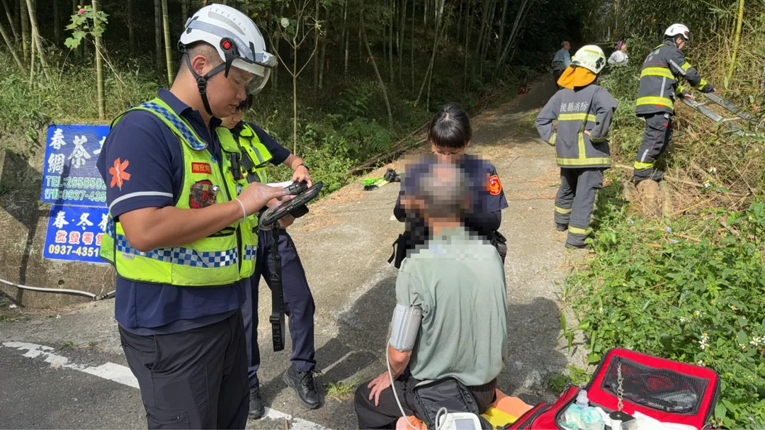 南投竹山大鞍山區上午發生貨車翻落山谷意外,所幸車上老夫妻生命跡象皆穩定。(圖/南投縣消防局提供)