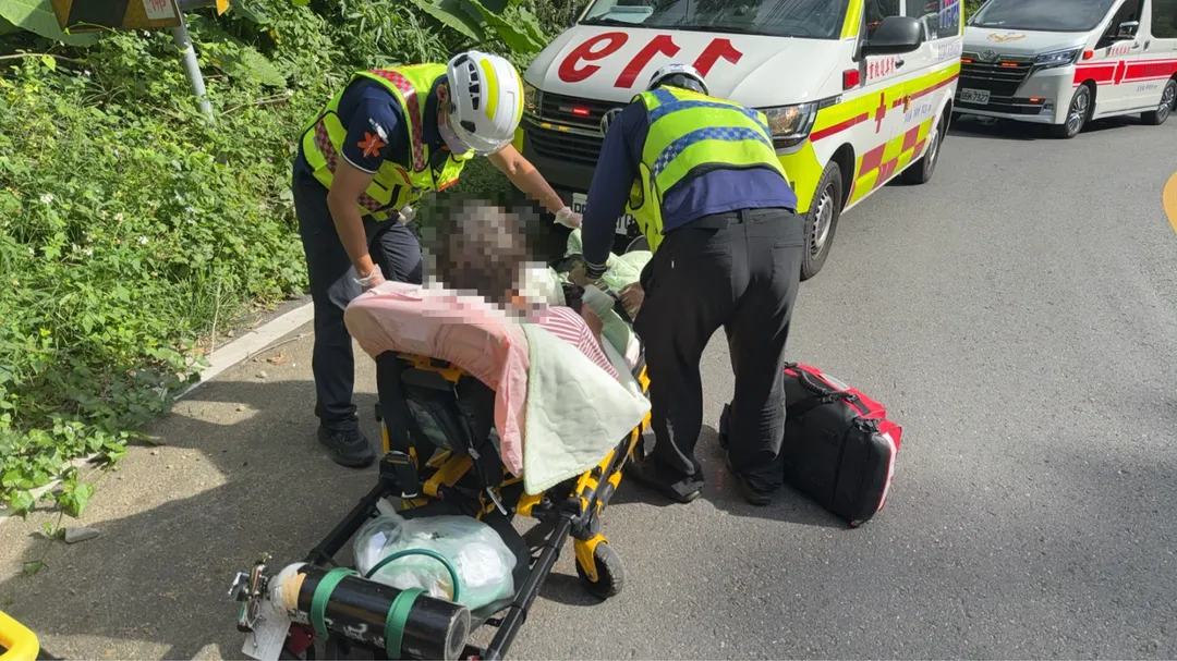 南投竹山大鞍山區上午發生貨車翻落山谷意外,所幸車上老夫妻生命跡象皆穩定。(圖/南投縣消防局提供)