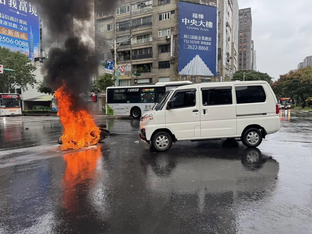 台北市今日上午發生一起火燒車事件，機車當場燒成火球。（圖／警方提供）