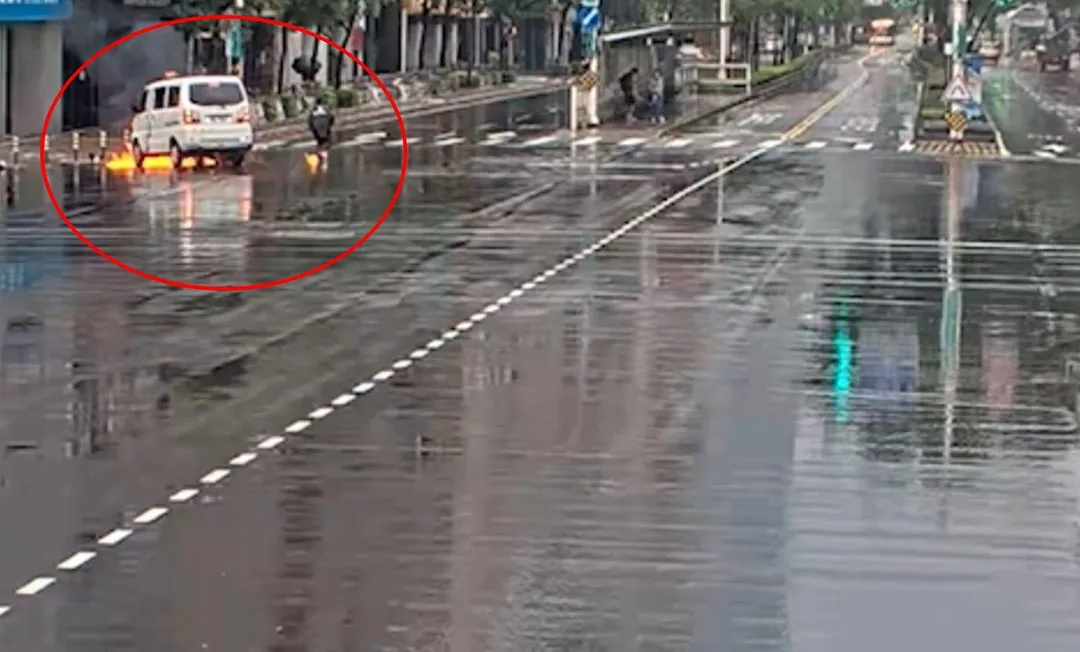 機車被撞倒後，瞬間被大火吞噬，女騎士逃離現場時，腳上都還有火苗，情況相當危急。（圖／警方提供）