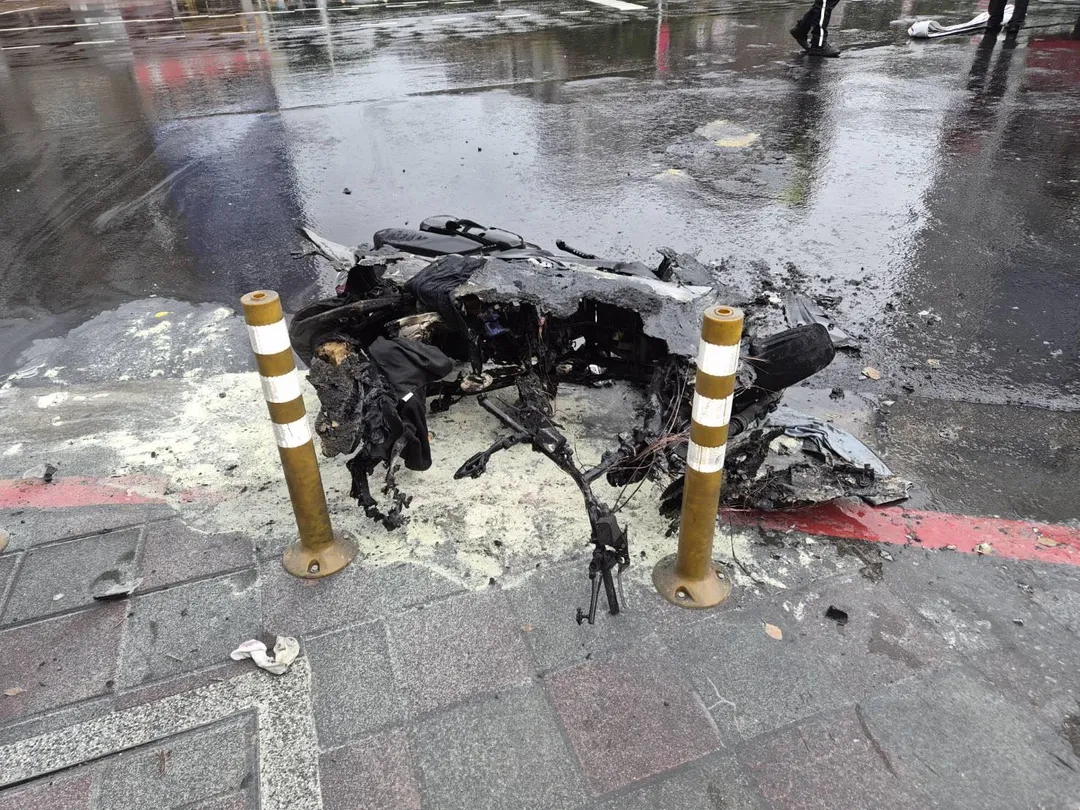 機車遭大火吞噬後，變成焦黑廢鐵。（圖／警方提供）