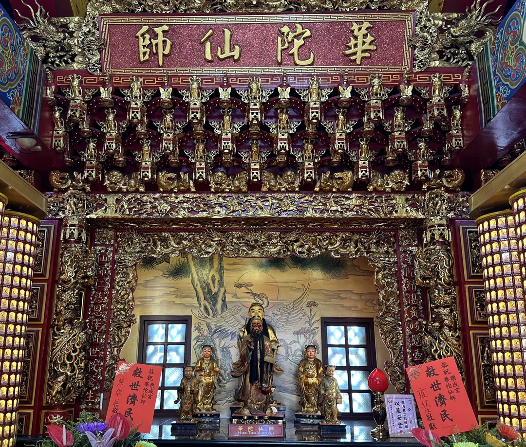 可點「華佗燈」向華佗仙師祈求保佑健康、心靈平和。圖為台中樂成宮奉祀的華佗仙師神像。（圖／楊登嵙提供）