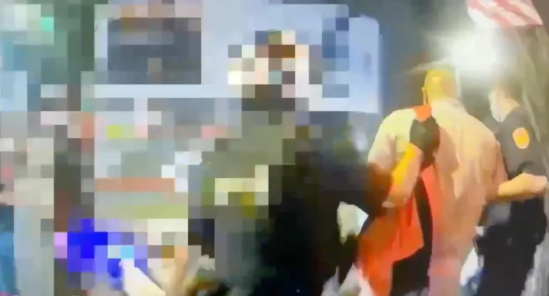 一名南非籍私校外籍教師，日前在台北市區酒後動手打傷路人，被警方逮捕。（圖／警方提供）