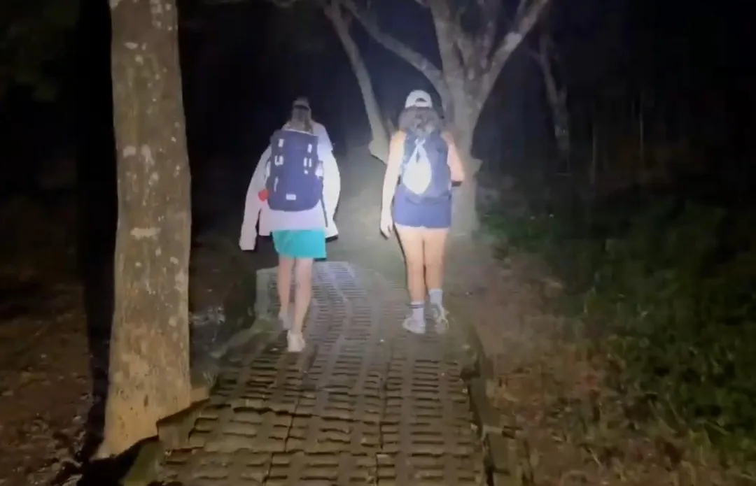 兩名外籍女性遊客在恆春社頂公園迷路，幸順利脫困獲救。（圖／屏東縣消防局提供）